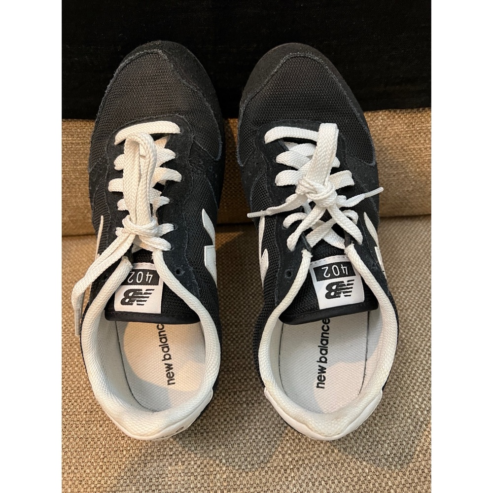 Like new. Ladies New Balance 402 shoes. Size 8. - Picture 4 of 13